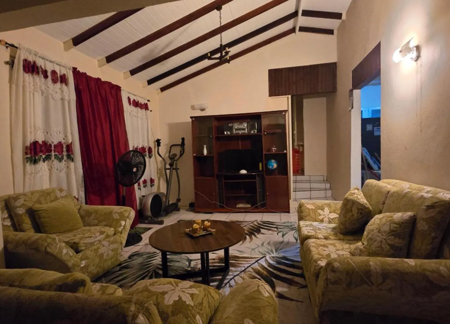 Sister Chris' Vacation Home Ciceron بيت للعطل